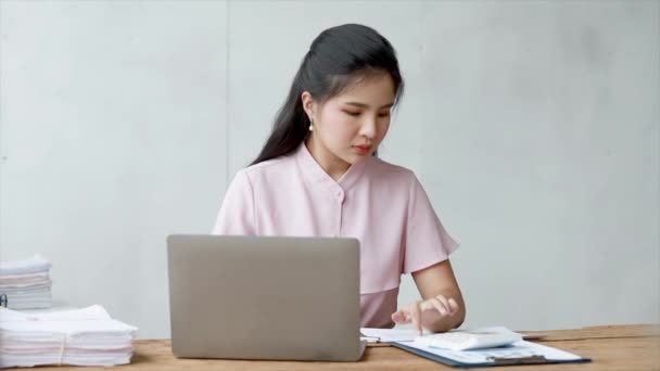 Ofiste Çalışan Asyalı Kadınlar Işletme Yöneticisi Olarak Genç Asyalı Kadınları — Stok video