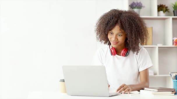 American Teenage Woman Sitting White Office Laptop She Student Studying — Vídeo de Stock
