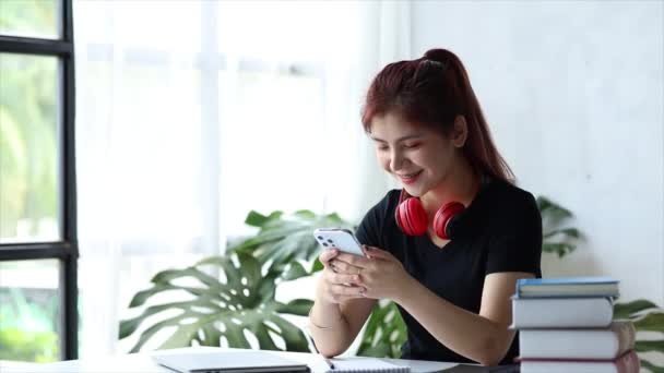 Mooie Aziatische Vrouw Spelen Mobiele Telefoon Haar Pauze Van Het — Stockvideo
