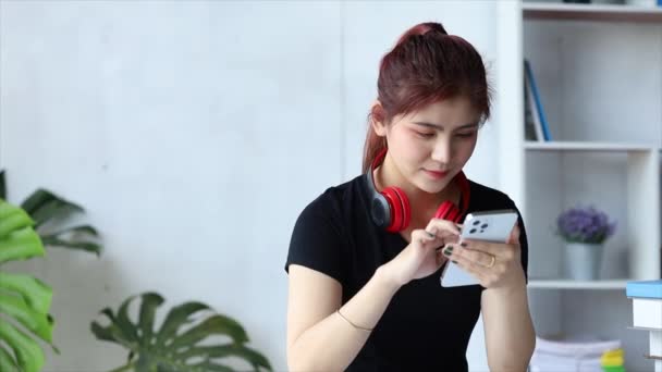 Ara Verdiğinde Cep Telefonuyla Oynayan Güzel Bir Asyalı Kadın Yeni — Stok video