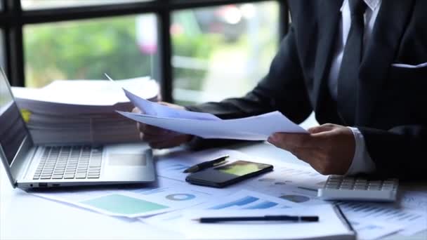 Osoba Sedí Kanceláři Papíry Notebookem Podnikatel Kontroluje Finanční Účetní Shrnutí — Stock video