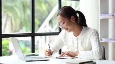 Asian women working in the office, young Asian business women as business executives, founding and running start-up executives, young female business leaders. Startup business concept.