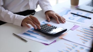 Şirket finans personeli mali belgeleri hazırlıyor, şirket maliye personeli, şirket finans belgelerini hazırlıyor ve yönetimin onayını özetlemek üzere toplantıya getiriyorlar. Mali konsept.