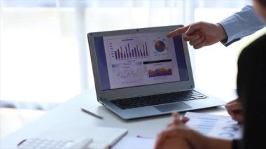 Satış departmanı bunu bölüm müdürüne götürmek için aylık bir toplantı yapıyor. Müdüre götürmeden önce hazırlanan belgelerin doğruluğunu kontrol ediyorlar.