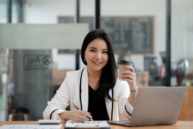 Güzel bir Asyalı kadın bir şirket yönetiyor, yeni nesil şirket kuran bir iş kadını, kadın liderler tarafından yönetilen, kadın patronlar. İş yönetimi kavramı.