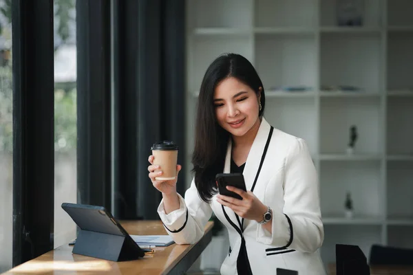 オフィスの部屋で若い美しいアジアの女性の肖像 アジアのビジネス女性の概念イメージ 現代の女性エグゼクティブ スタートアップビジネス女性 ビジネスリーダー女性 — ストック写真