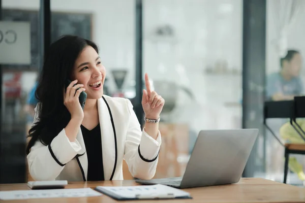 Beautiful Asian Woman Executives Business Executives Marketing Executives Talking Phone — ストック写真