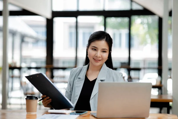 Asian Woman Working Laptop Female Employee Marketing Company She Working — ストック写真