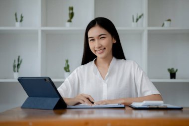 Ofiste güzel bir Asyalı kadının portresi, Asyalı bir iş kadınının konsept görüntüsü, modern kadın yönetici, girişimci iş kadını, iş kadını.