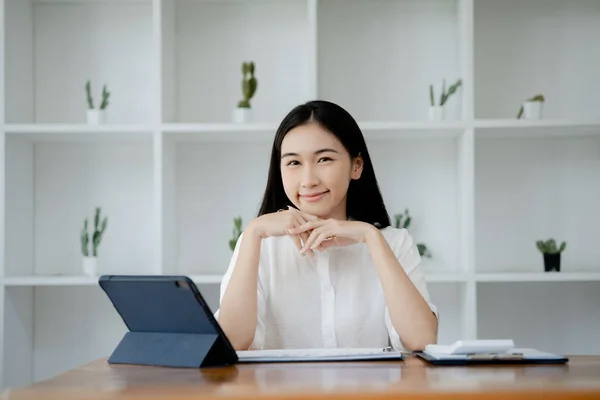 オフィスの部屋で若い美しいアジアの女性の肖像 アジアのビジネス女性の概念イメージ 現代の女性エグゼクティブ スタートアップビジネス女性 ビジネスリーダー女性 — ストック写真