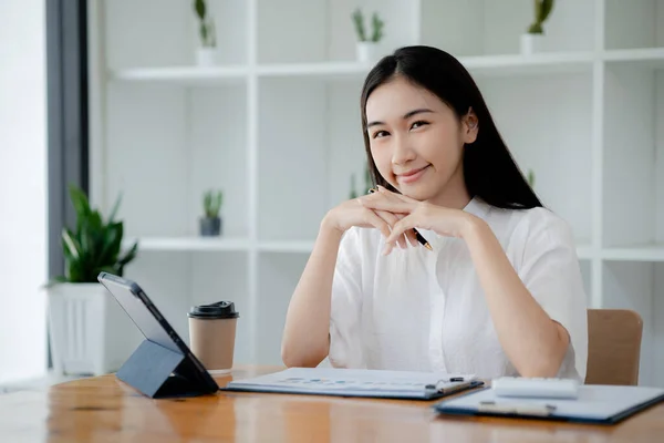 オフィスの部屋で若い美しいアジアの女性の肖像 アジアのビジネス女性の概念イメージ 現代の女性エグゼクティブ スタートアップビジネス女性 ビジネスリーダー女性 — ストック写真