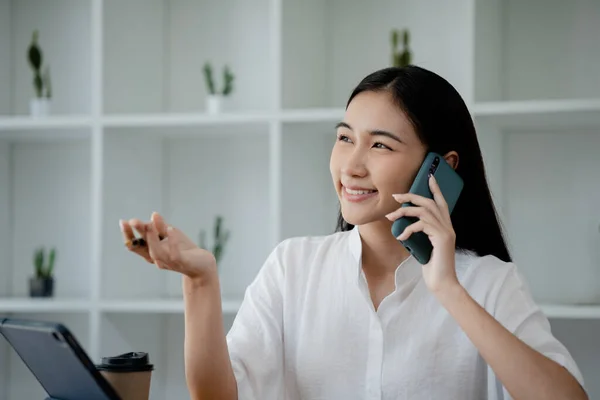 Beautiful Asian Woman Executives Business Executives Marketing Executives Talking Phone — Foto Stock
