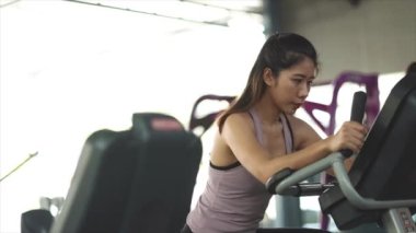 Fitness egzersizleri yapan Asyalı kadınlar, kas ve kuvveti güçlendirmek için egzersizler, vücut yağı yakma, egzersiz öncesi ısınma, fitness egzersizleri. Sağlık hizmetleri kadınları kavramı.