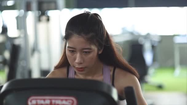 フィットネス 筋肉や強さを強化するための演習を行うアジアの女性は フィットネスで体脂肪燃焼 ワークアウト前のウォームアップ 運動を失う 医療女性の概念 — ストック動画