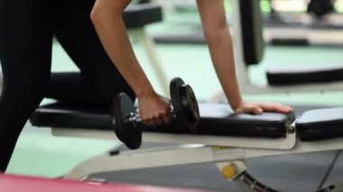 Spor yaparken halter egzersizi yapan Asyalı kadınlar, kas ve kuvveti güçlendirmek için egzersiz, vücut yağlarını kaybetmek, egzersiz yapmadan önce ısınmak, spor yapmak için egzersiz yapmak. Sağlık hizmetleri kadınları kavramı.