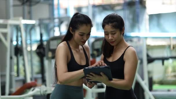 Två Kvinnor Tränar Ett Gym Kvinnlig Tränare Och Klient Chattar — Stockvideo