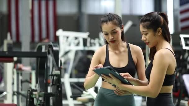 Due Donne Che Allenano Centro Fitness Una Allenatrice Cliente Che — Video Stock