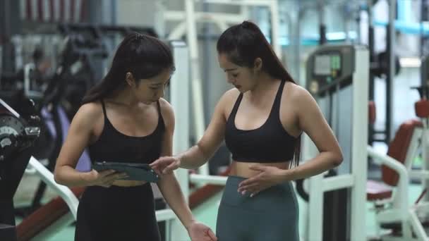 Zwei Frauen Die Einem Fitnesscenter Trainieren Eine Trainerin Und Eine — Stockvideo