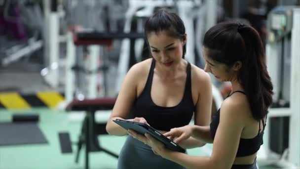 Dvě Ženy Trénink Fitness Centru Ženský Trenér Klient Chatování Tělocvičně — Stock video