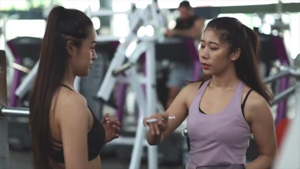 Spor Salonunda Antrenman Yapan Iki Kadın Bir Bayan Antrenör Bir — Stok video