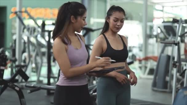 Dwie Kobiety Trenujące Centrum Fitness Trenerka Klientka Rozmawiająca Siłowni Aby — Wideo stockowe