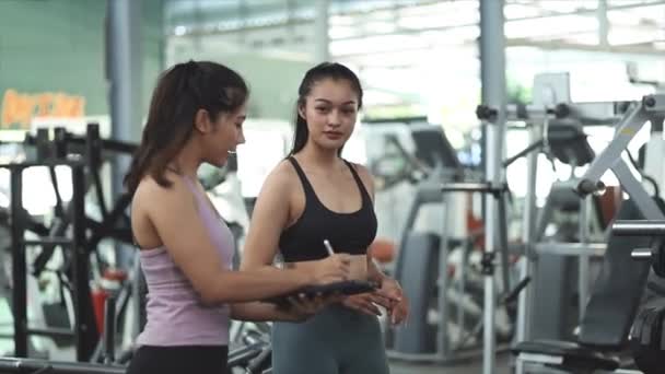 Due Donne Che Allenano Centro Fitness Una Allenatrice Cliente Che — Video Stock