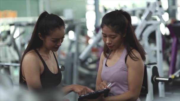 Due Donne Che Allenano Centro Fitness Una Allenatrice Cliente Che — Video Stock