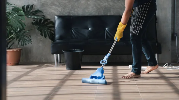 Persona Que Limpia Habitación Trabajador Limpieza Está Utilizando Una Fregona — Foto de Stock