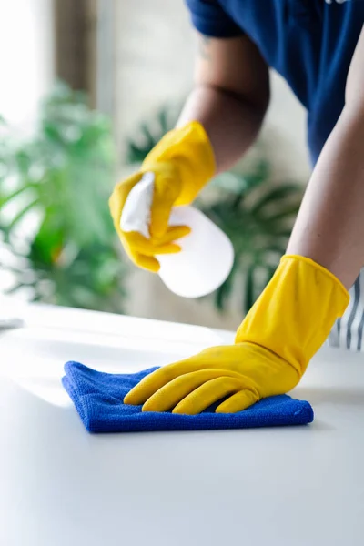 Persona Limpiando Habitación Personal Limpieza Está Utilizando Tela Rociando Desinfectante — Foto de Stock