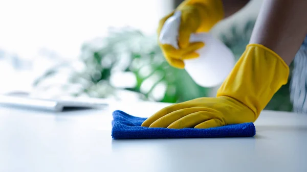 Odayı Temizleyen Kişi Temizlik Personeli Şirket Odasındaki Masaları Silmek Için — Stok fotoğraf