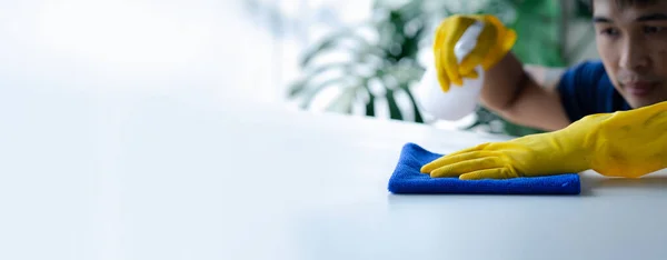 Persona Limpiando Habitación Personal Limpieza Está Utilizando Tela Rociando Desinfectante —  Fotos de Stock