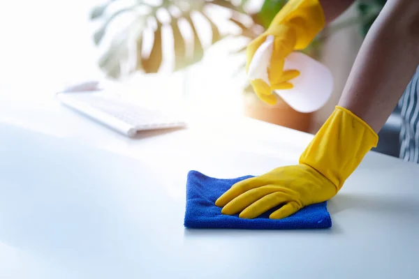 Persona Limpiando Habitación Personal Limpieza Está Utilizando Tela Rociando Desinfectante — Foto de Stock