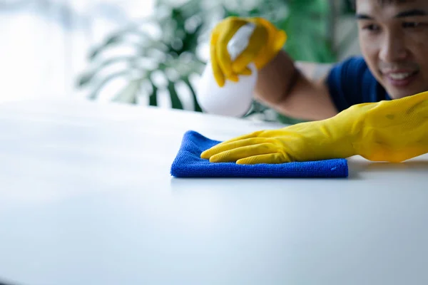 Odayı Temizleyen Kişi Temizlik Personeli Şirket Odasındaki Masaları Silmek Için — Stok fotoğraf