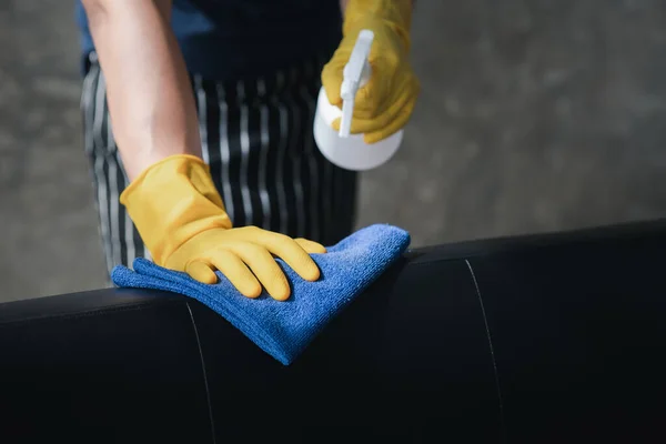 Persona Limpiando Habitación Personal Limpieza Está Utilizando Tela Rociando Desinfectante — Foto de Stock