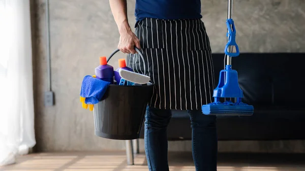 Persoon Die Kamer Schoonmaakt Schoonmaakpersoneel Dat Een Emmer Schoonmaakmiddelen Vasthoudt — Stockfoto