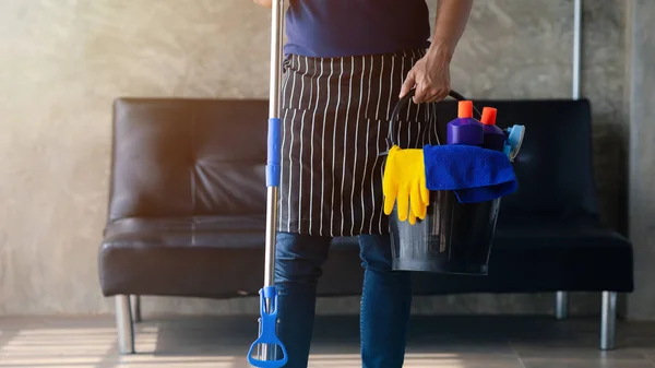 Πρόσωπο Που Καθαρίζει Δωμάτιο Προσωπικό Καθαρισμού Στέκεται Κρατώντας Ένα Κουβά — Φωτογραφία Αρχείου
