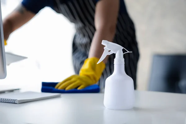 Άτομο Που Καθαρίζει Δωμάτιο Καθαριστής Σκουπίζει Γραφείο Στο Γραφείο Της — Φωτογραφία Αρχείου