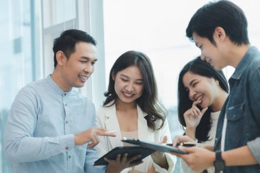 Bir grup girişimci yönetici konferans odasında beyin fırtınası yapıyor. Denetçiler ve çalışanlar toplantı yapıyor ve sorunları çözüyorlar. Şirket yönetimi kavramı.