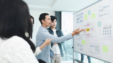 Bir grup girişimci yönetici konferans odasında beyin fırtınası yapıyor. Denetçiler ve çalışanlar toplantı yapıyor ve sorunları çözüyorlar. Şirket yönetimi kavramı.