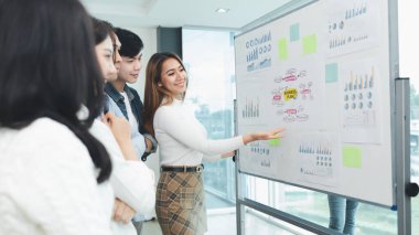 Bir grup girişimci yönetici konferans odasında beyin fırtınası yapıyor. Denetçiler ve çalışanlar toplantı yapıyor ve sorunları çözüyorlar. Şirket yönetimi kavramı.