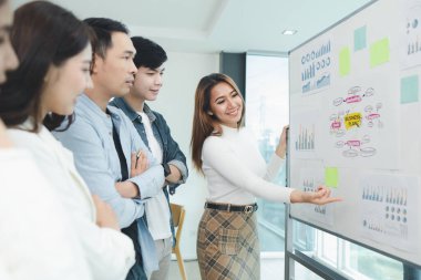 Bir grup girişimci yönetici konferans odasında beyin fırtınası yapıyor. Denetçiler ve çalışanlar toplantı yapıyor ve sorunları çözüyorlar. Şirket yönetimi kavramı.