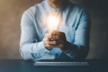 Elinde parlak bir lamba tutan kadın, yaratıcı yeni bir fikir. Yenilik, beyin fırtınası, işi büyütmek ve kâr etmek için strateji geliştirme. Uygulamayı, strateji planlamasını ve kâr yönetimini kabul et.