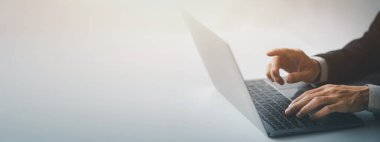 Klavyede yazan ve ekranı işaret eden kişi, dizüstü bilgisayarda çalışan iş adamı, iş arkadaşlarına mesajlar yazıyor ve toplantıyı özetlemek için mali bilgi tablosu hazırlıyor..