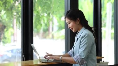 Güzel bir Asyalı kadın bir şirket yönetiyor, yeni nesil şirket kuran bir iş kadını, kadın liderler tarafından yönetilen, kadın patronlar. İş yönetimi kavramı.