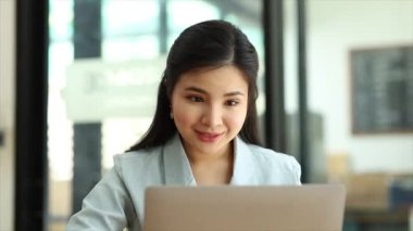 Güzel bir Asyalı kadın bir şirket yönetiyor, yeni nesil şirket kuran bir iş kadını, kadın liderler tarafından yönetilen, kadın patronlar. İş yönetimi kavramı.