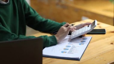 Özel ofisinde oturan güzel bir Asyalı iş kadını, şirketin mali belgelerini kontrol ediyor, yeni kurulan bir şirketin kadın yöneticisidir. Mali yönetim kavramı.