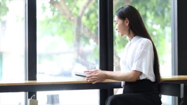 Özel ofisinde oturan güzel bir Asyalı iş kadını, şirketin mali belgelerini kontrol ediyor, yeni kurulan bir şirketin kadın yöneticisidir. Mali yönetim kavramı.