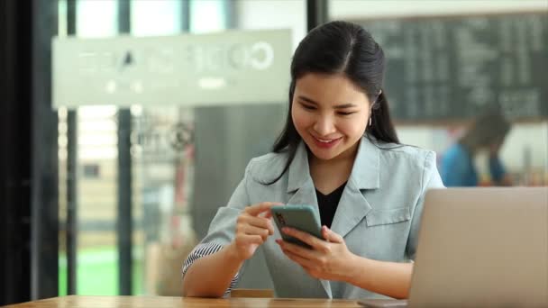 Junge Geschäftsfrau Die Finanzinformationen Von Einem Mobiltelefon Aus Betrachtet Sie — Stockvideo