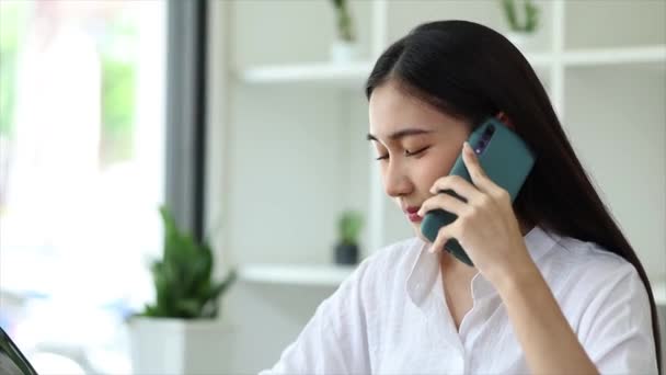 Beautiful Asian Woman Executives Business Executives Marketing Executives Talking Phone — Wideo stockowe