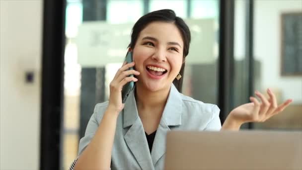 Belle Donne Asiatiche Dirigenti Dirigenti Aziendali Dirigenti Marketing Stanno Parlando — Video Stock